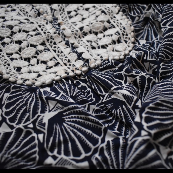 Crown and Ivy Seashell Lace peassnt Top 3/4 sleeve - Picture 3 of 4